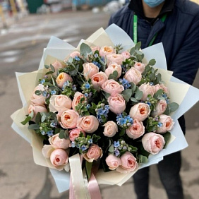 Букет из роз Джульетта и аксипеталум
