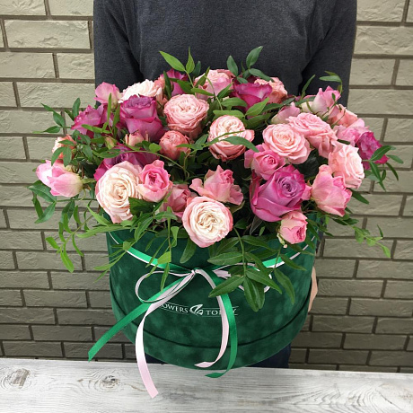 Кустовые розы микс в бархатной коробке - Фото 4