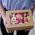 Цветы и макаруны в крафт-коробке - Фото 1