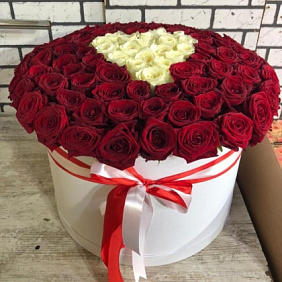 Розы в коробке с Середечкой