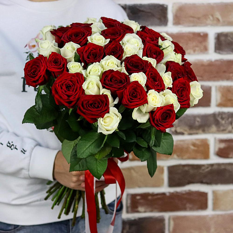 Букет из 51 красно-белой розы (50 см). N885 - Фото 2