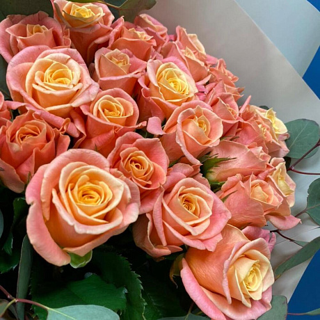 Букет из 25 персиковых роз зеленью - Фото 3