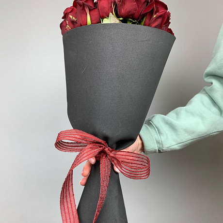 Букет «Красные розы в чёрном » М - Фото 4