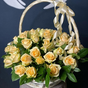 Корзина с розами 55 шт