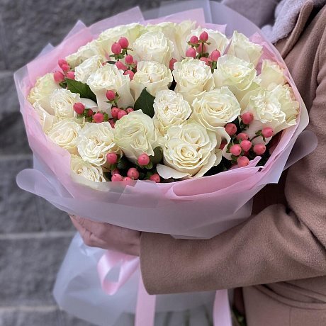 Букет Классика с акцентом из белых роз и гиперикума - Фото 2