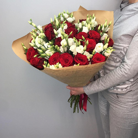 Красные розы и эустома - Фото 3