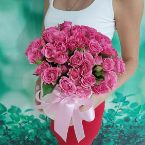 Коробка из розовых кустовых роз