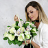 Композиция из роз и орхидей в корзине - Фото 6