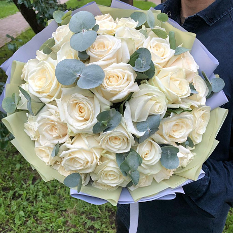 35 ослепительных роз с эвкалиптом - Фото 6