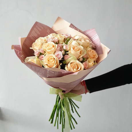 Авторский букет из кустовых и одноголовых роз Капризуля - Фото 5