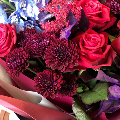 Букет Дельфиниума, Кустовых Хризантем и Роз Адмирал - Фото 4