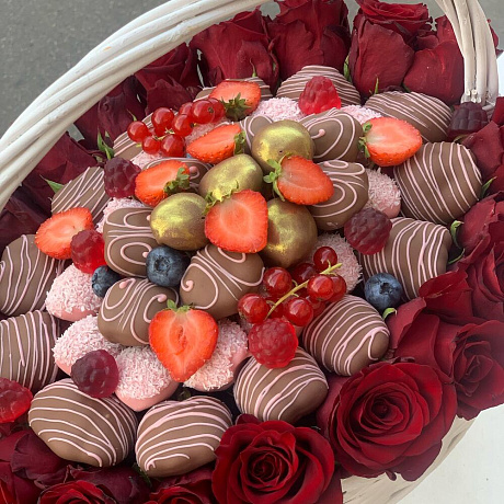 Корзина с клубникой в шоколаде и розами - Фото 3