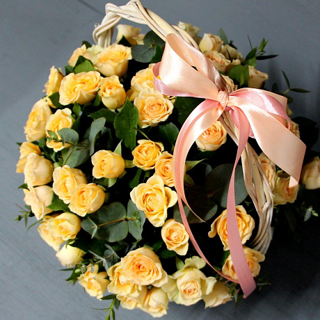Корзина с нежными кустовыми розами - Фото 5