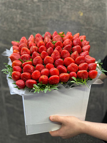 Коробка шкатулка с клубникой + Rafaello