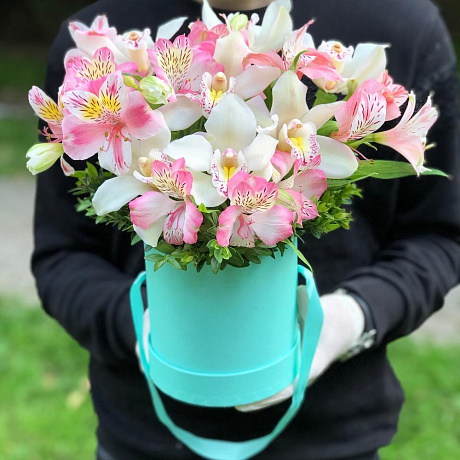 Прекрасное сочетание Орхидеи с Альстромерией в шляпной коробке - Фото 3