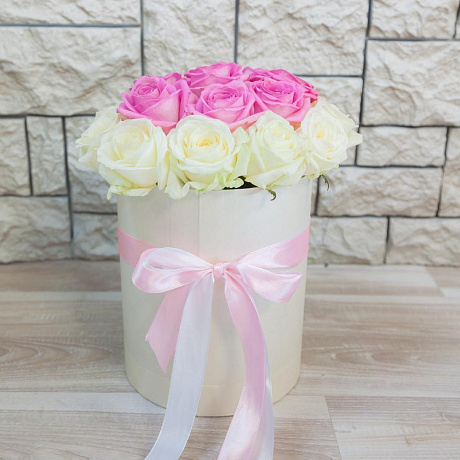 Коробка из 19 белых и розовых роз - Фото 3