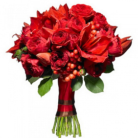 Букет из 31 пионовидной розы Пиано и гиперикума