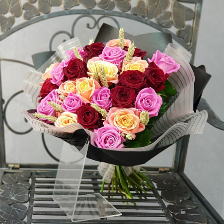 Букет из разноцветных роз с пшеницей Романтика в простом - Фото 4