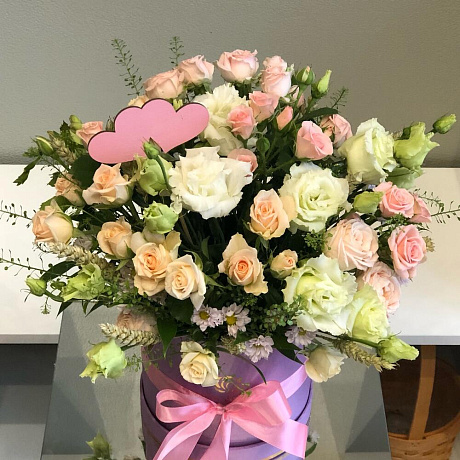 Цветы в коробке эустома и кустовая роза - Фото 3