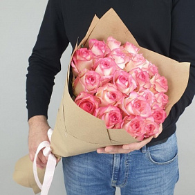 Букет из 21 розовой розы в крафте №2