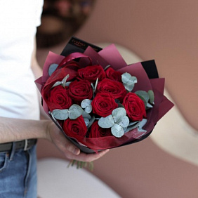 Розы Ред Наоми с эвкалиптом в букете S