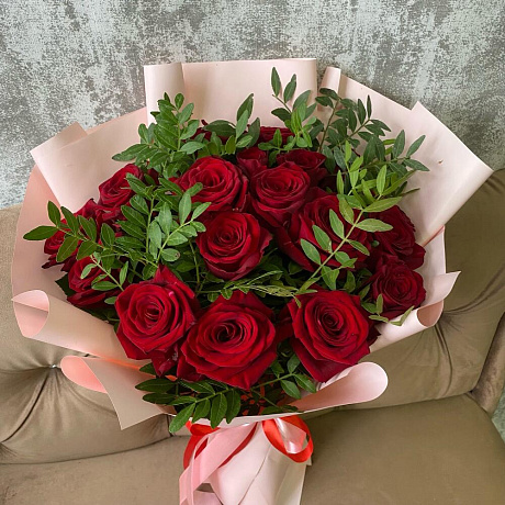 Букет из 19 красных роз с зеленью - Фото 2