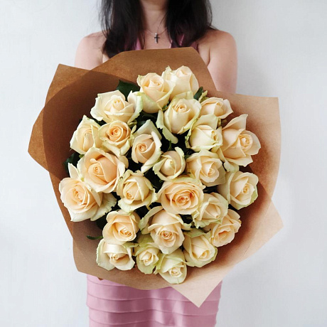 Нежный букет из персиковых роз в крафте Королева - Фото 2