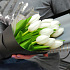 Стильный букет из белых тюльпанов - Фото 5