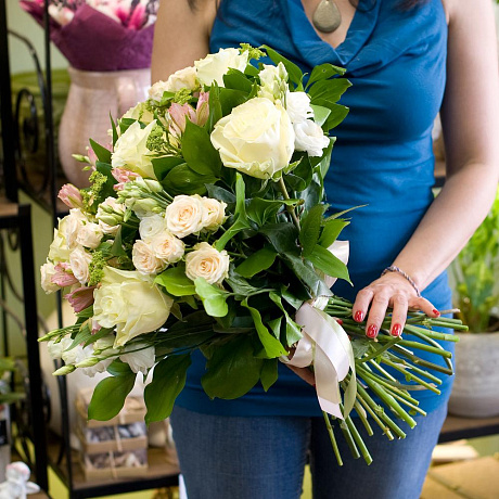 Букет из белых роз и кремовых кустовых роз - Фото 2