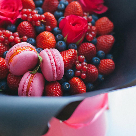 Букет с клубникой, голубикой, смородиной, макарунами и розами (Диаметр 25 см) - Фото 5