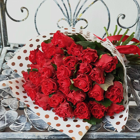 Букет из 35 алых роз в стильной упаковке - Фото 5