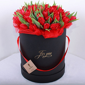 35 красных тюльпанов в черной шляпной коробке №235