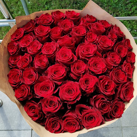 Букет 51 роза в крафтовой упаковке - Фото 6