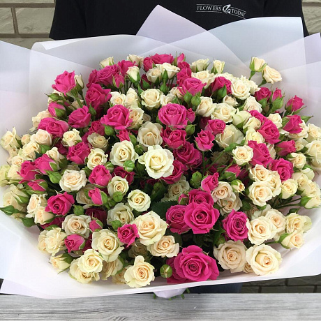 35 кустовых роз в дизайнерской пленке - Фото 4