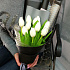 Стильный букет из белых тюльпанов - Фото 4