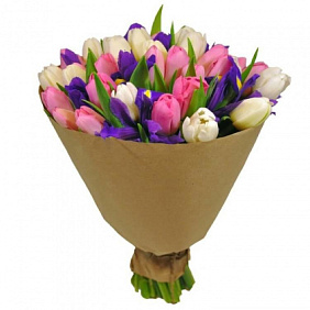 Букет из 31 разноцветного тюльпана и ирисов