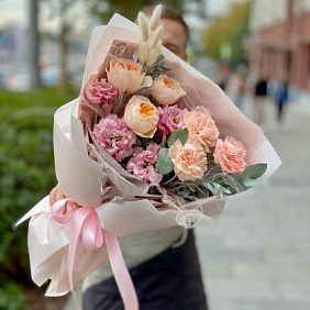 Букет с розами «Джульетта», эустомой и диантусами «Нежный комплимент»