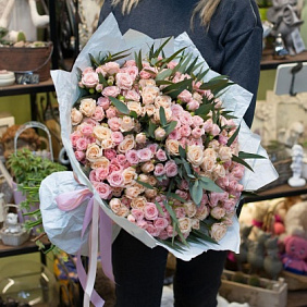 Букет из кустовых роз  "Великолепие"