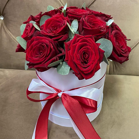 15 красных роз с эвкалиптом в белой шляпной коробке - Фото 6