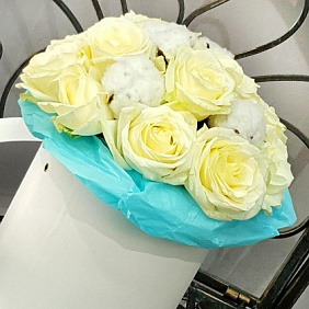 Элегантный букет из белых роз и хлопка в шляпной коробке №161