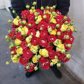 Букет из роза и кустовая роза
