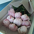 9 розовых пионов в подарочной коробке - Фото 4