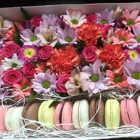 Коробка с цветами и макаруни №165