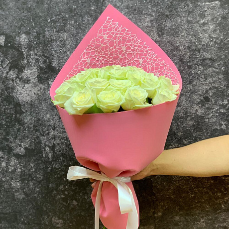 19 белых роз в фомиаране с сеткой - Фото 5