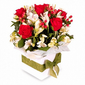 Букет из Альстромерии и розы в коробке "Для нее"
