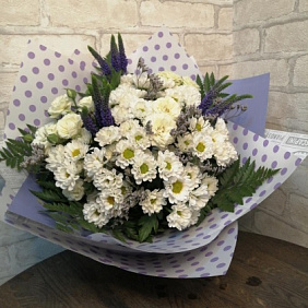 Букет из кустовых роз, ромашек и вероники