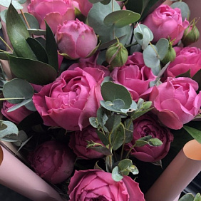 11 розовых кустовых пионовидных роз в деревянной шляпной коробке №25