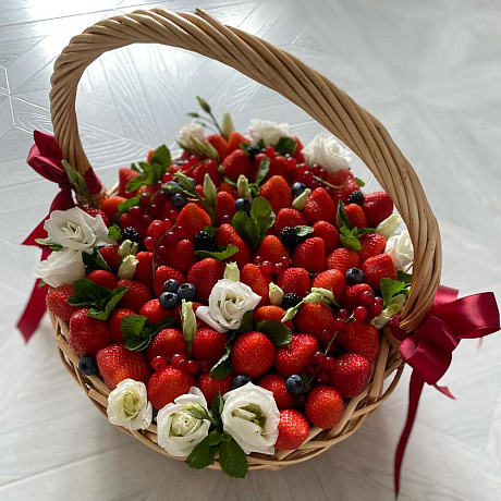 Корзина с клубникой и цветами - Фото 2