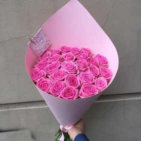 Розовые розы в бумаге