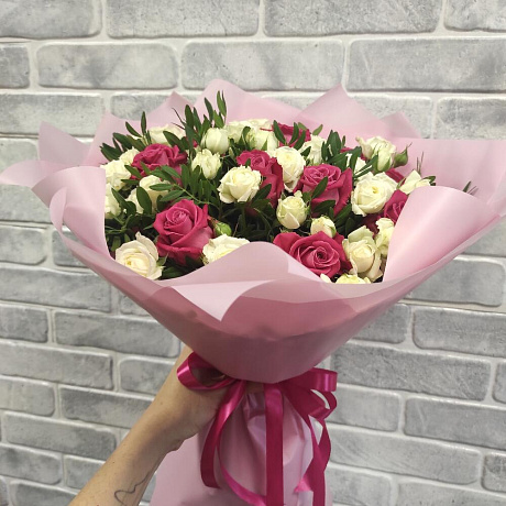 Красивый букет из роз и зелени  - Фото 3